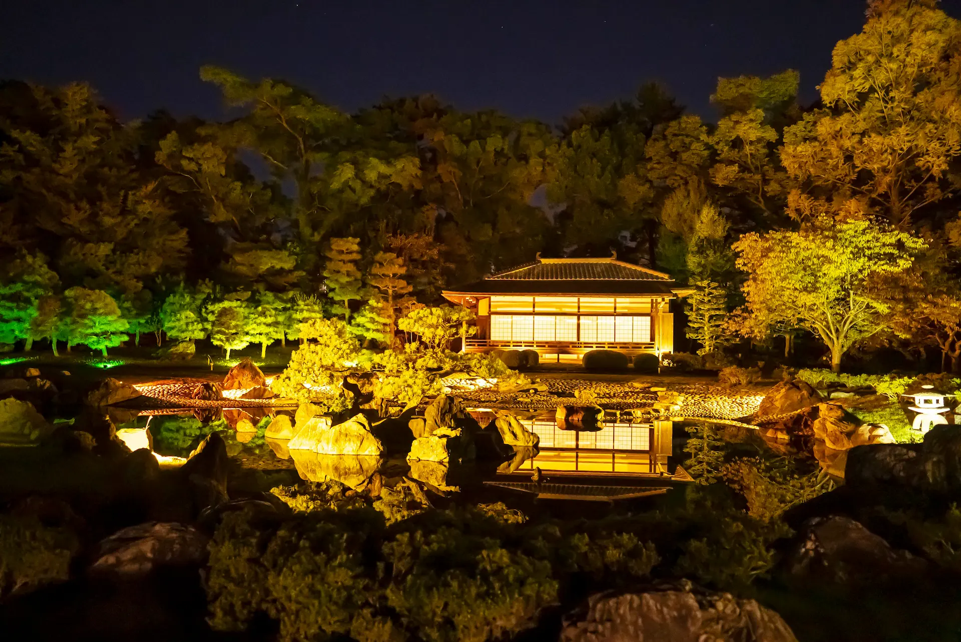 Koun-tei, tinted in autumn colors and decorated with graceful sounds, offers a tranquil garden scene at Nijō Autumn Harvest Festival