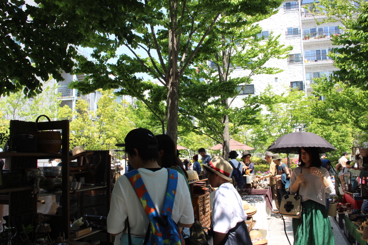 Stalls and shoppers at Tokyo Romantic Flea Market