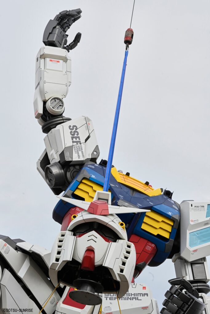 Head being lifted onto the Osaka Expo2025 Gundam Statue