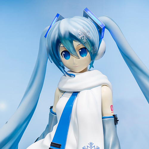 The life-size Snow Miku statue at the Snow Miku Sky Town store