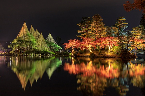 Kenroku-en Garden at night