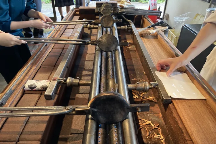 making nanbu senpoei rice crackers