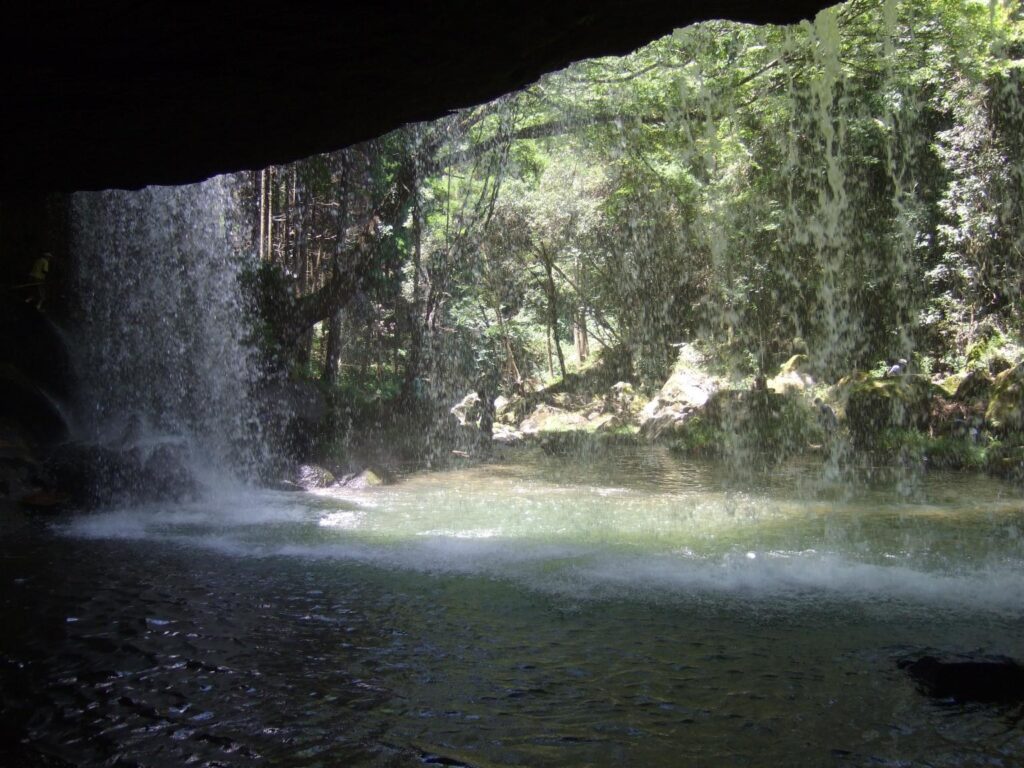 Nabegataki Falls