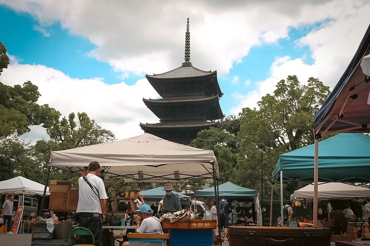 Tōji Temple Antique and Handicraft Market