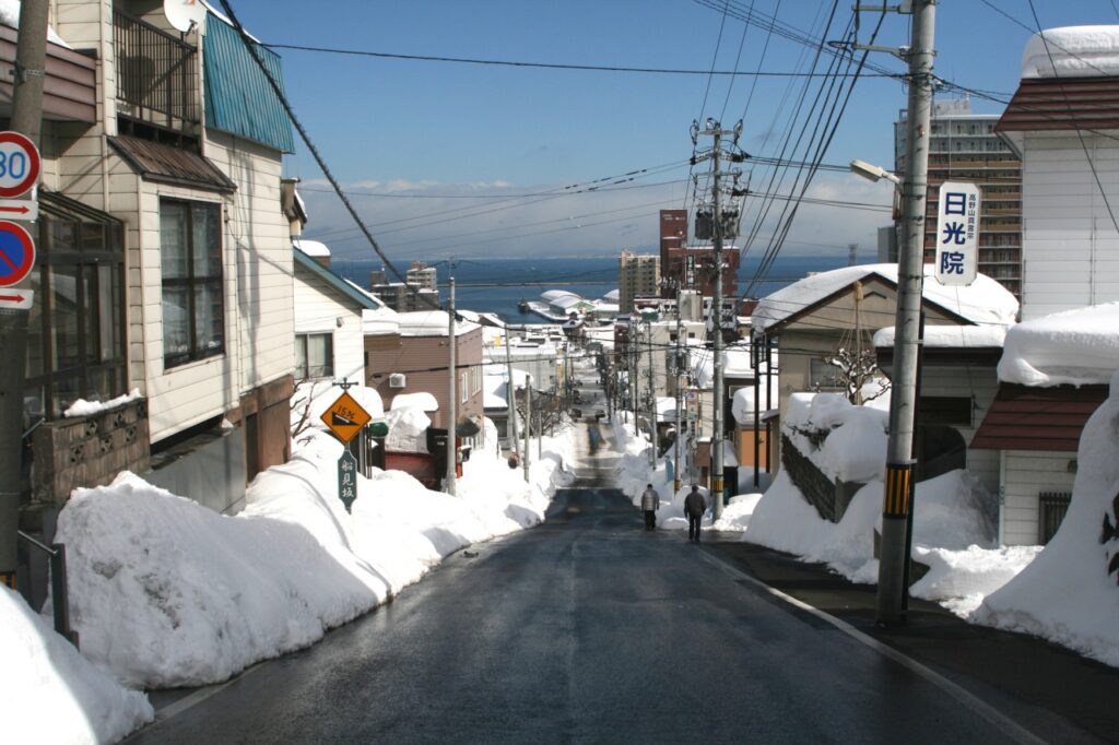 Funamizaka attracts many tourists during winter