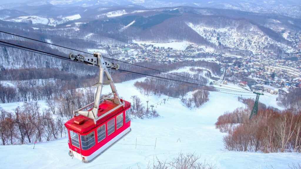 Visitors can reach the top of Tenguyama via ropeway (cable car)