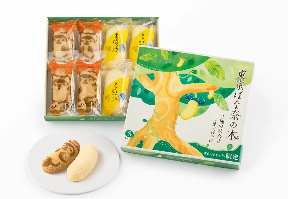 An open box containing normal Tokyo Banana canes and Ponchame cakes