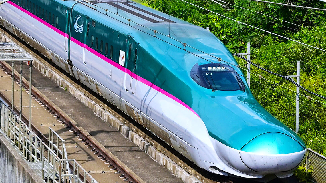 An image of an E5 shinkansen train 