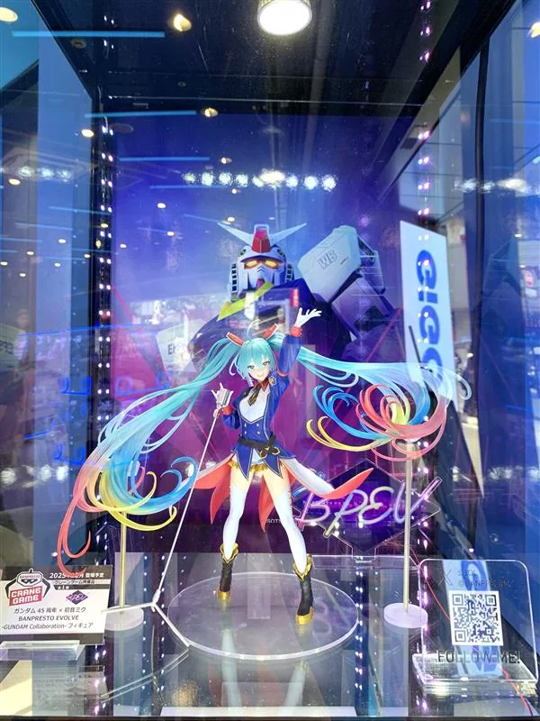 MIKU GUNDAM FIGURE