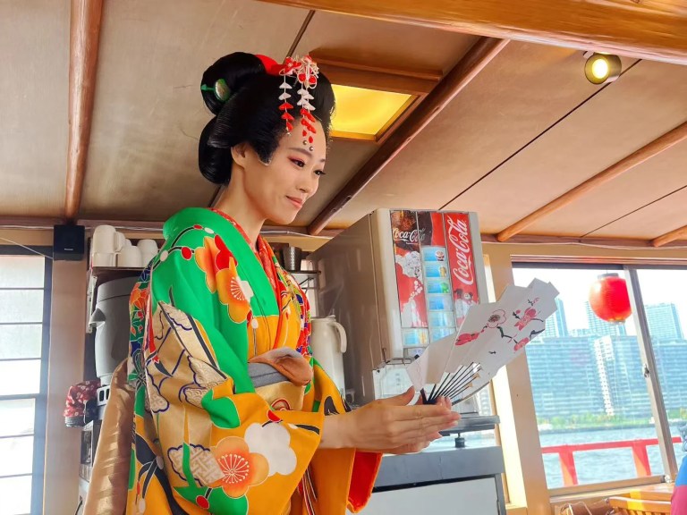 Houseboat Experience with Drinks & Entertainment