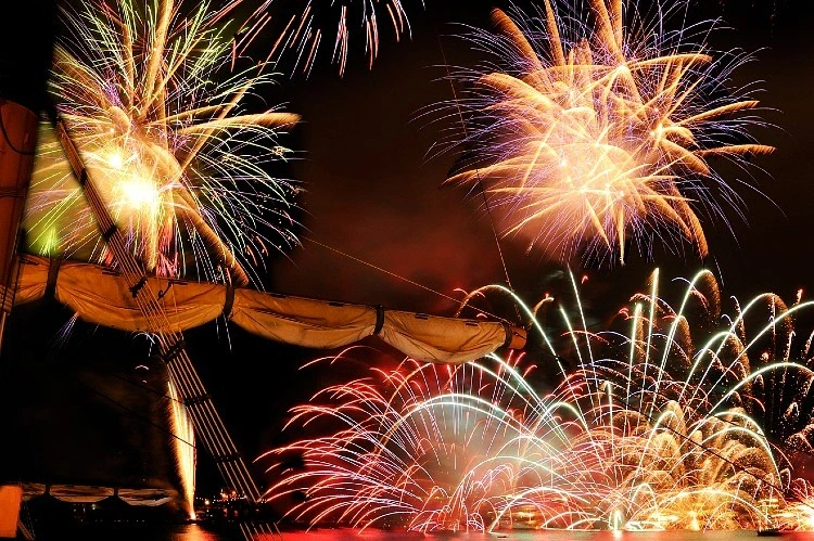 Hakone Fireworks & Outlet Adventure: BBQ Dinner Included!