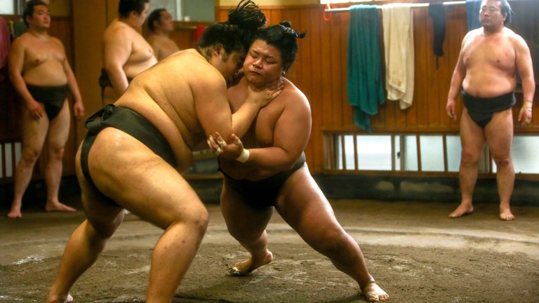 Sumo Practice: Witness the Power of Sumo with an Expert Reporter!