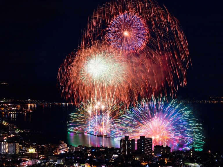 Lake Suwa Fireworks Festival: Overnight Tour & Return