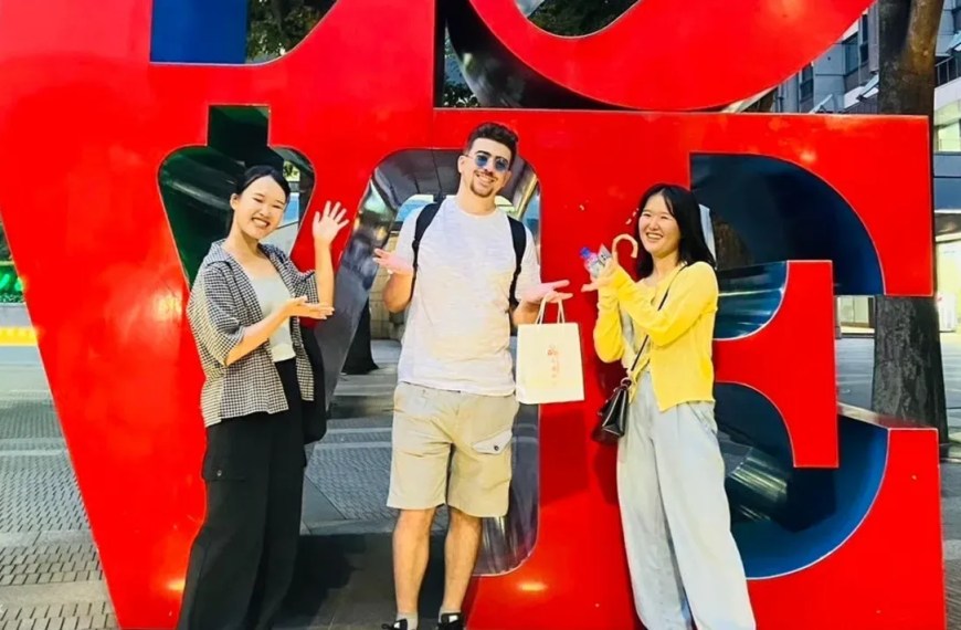 Shinjuku Exploration: A Walking Tour with Japanese University Students