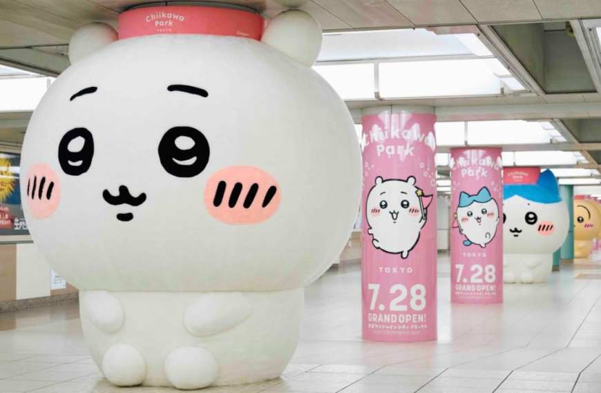 Giant Chiikawa plushies