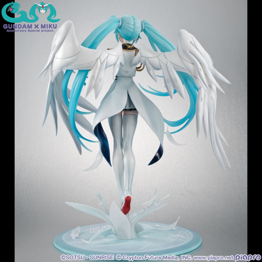 lucrea hatsunemikuxwinggundamzeroew megahouse 4