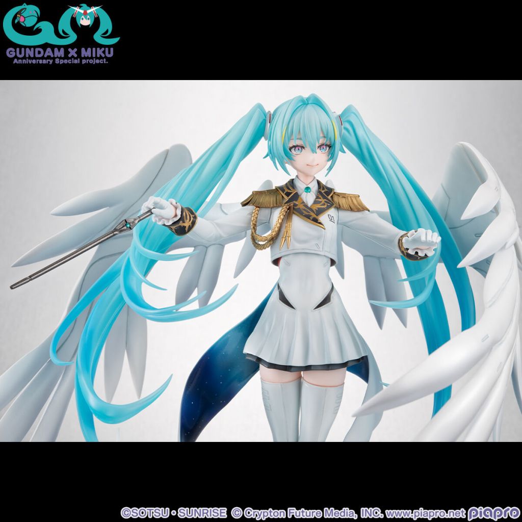 lucrea hatsunemikuxwinggundamzeroew megahouse 8